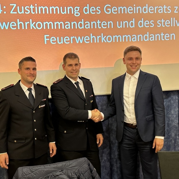  	 Brgermeister Fabian Nitz (rechts) gratuliert dem nun besttigten neuen Kommando der Freiwilligen Feuerwehr Denzlingen: 1. Kommandant Jens Koschella (mitte) und stv. Kommandant Marco Barnick (links). Foto: Gemeinde Denzlingen.
