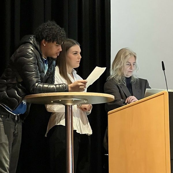 Sch�lerinnen und Sch�ler von Sandra Butsch �bernahmen Teile der abwechslungsreichen Pr�sentation. Foto: Melanie Lackner, Gemeinde Denzlingen