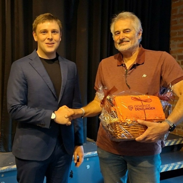 B�rgermeister Fabian Nitz (links) dankte dem Sport-AK-Vorsitzenden, Matthias Schubien. Foto: Helmut Gall VHZH