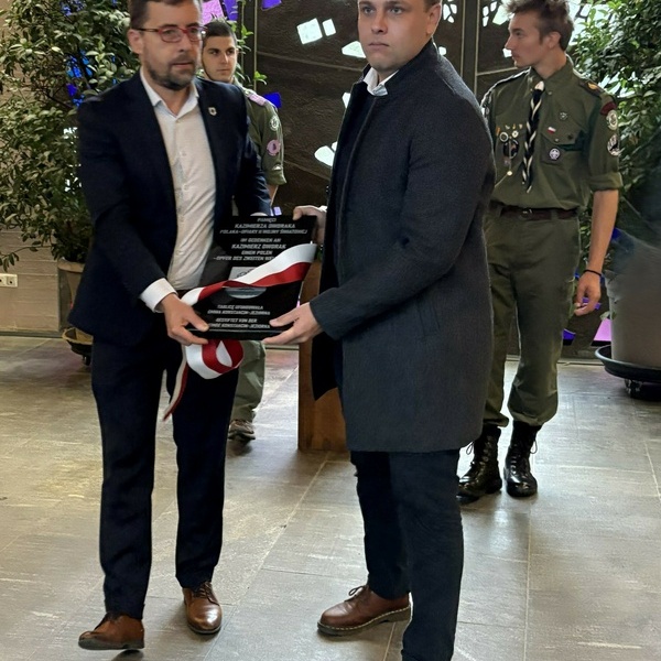 Die B�rgermeister Michal Wisniewski und Fabian Nitz tragen die Gedenktafel zum Grab des ermoirdeten Zwangsarbeiters Kazimierz Dworak. Foto: Gemeinde Denzlingen