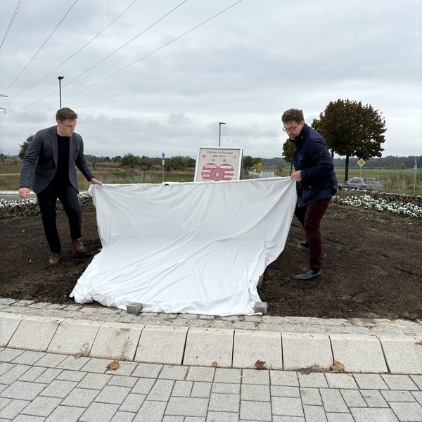 Die B�rgermeister enth�llen gemeinsam die Widmungstafel am neuen Kreisverkehr in der Vr�stetter Stra�e. Foto: Gemeinde Denzlingen