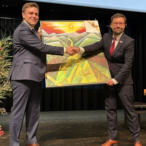 �berreichung des Jubil�ums-Geschenks an Konstancin-Jeziorna. Foto: Gemeinde Denzlingen