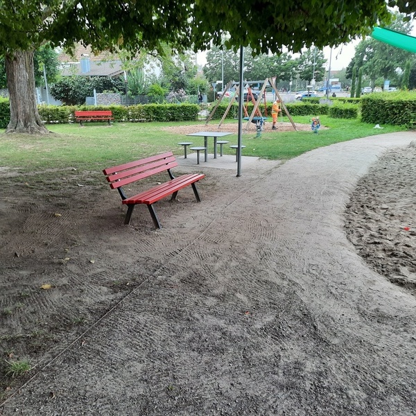 Neue Sitzgelegenheiten am Dreispitz/Sommerhof