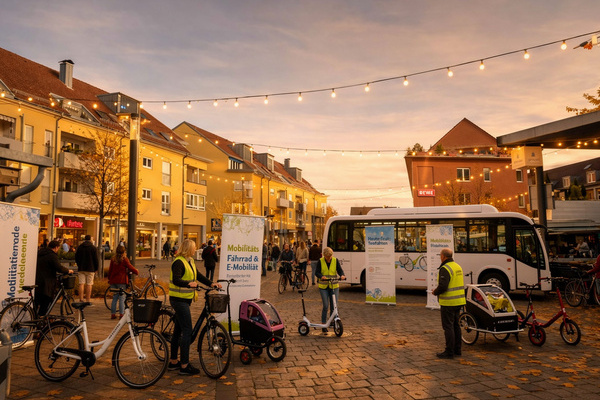 Ortsmitte mit Marktst�nden, BesucherInnen, diverse Fahrr�der und ein Bus